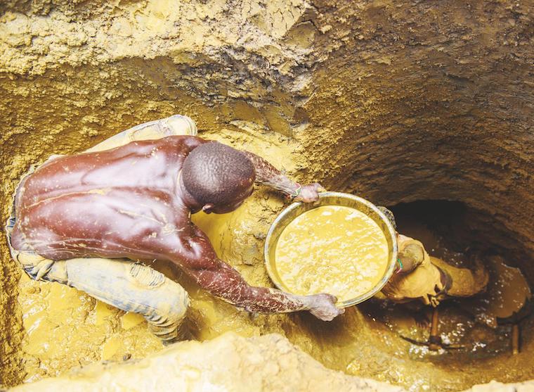 Gold mining in Mawero in Busia